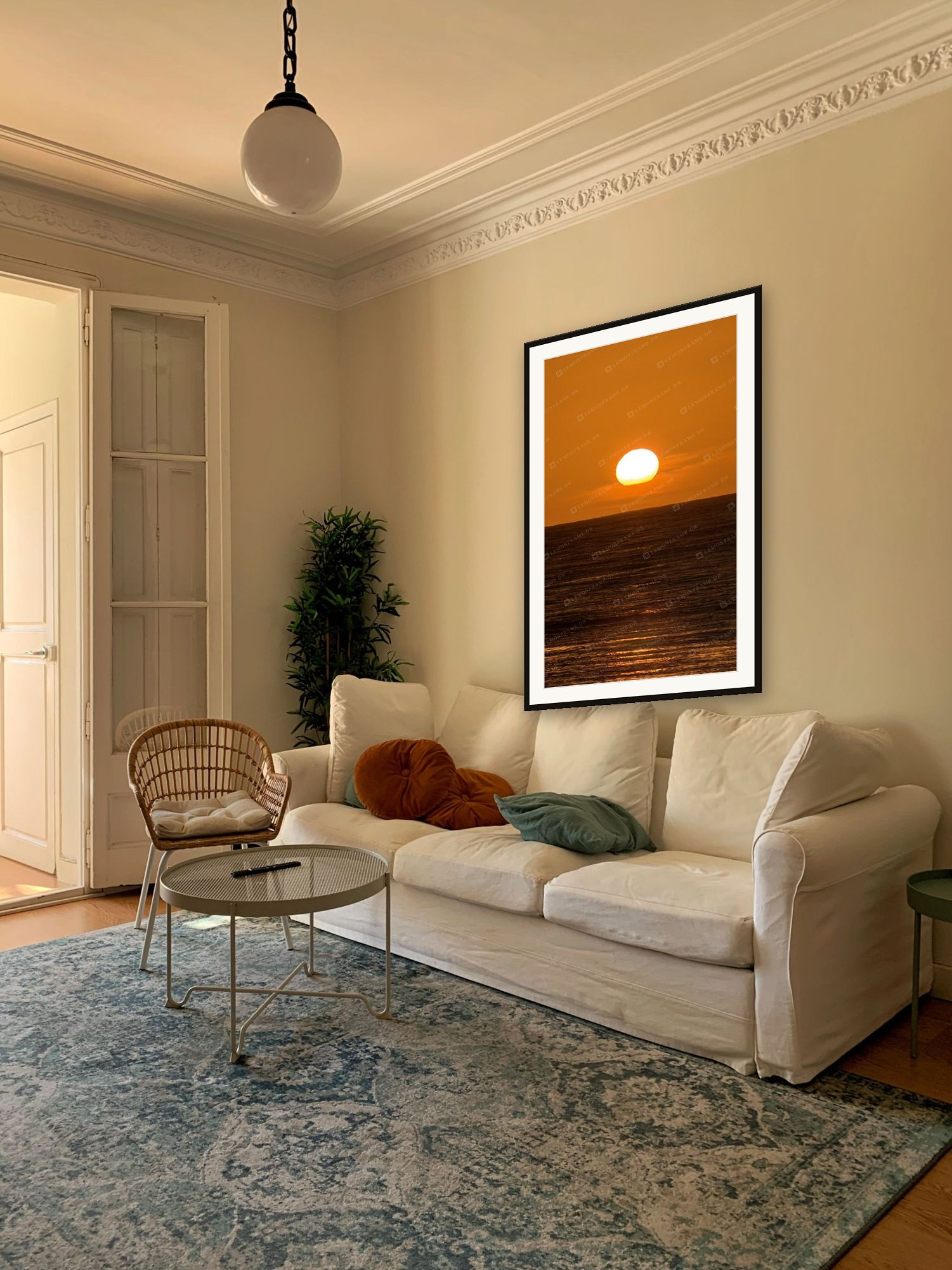 Sala clásica con la pieza Sol blanco en marco negro